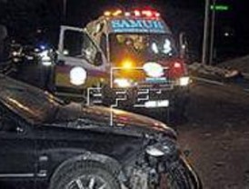 Muere un conductor al empotrarse contra un camión en Móstoles