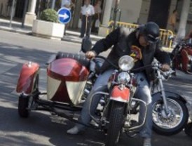 Más de 140 motos clásicas recorren las calles de Barajas