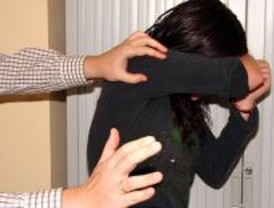 Testigos afirman que la mujer acusada de matar a su ex pareja recibía malos tratos