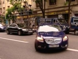 La Policía Municipal multa a los coches oficiales del PSOE aparcados en segunda fila en Ferraz