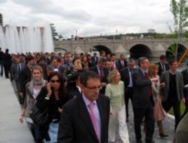 Gallardón y su legión visitan el Puente de Segovia