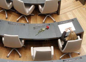 Los concejales se despiden de Zerolo dejando una rosa en su escaño