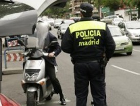 Un policía salva la vida a una embarazada y rescata a una niña
