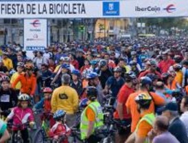 Miles de bicicletas toman las calles de Madrid