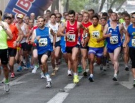 La carrera de los 10 kilómetros del Orgulo reúne a un millar de corredores