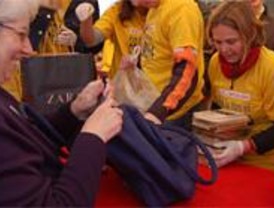 Solidarios invita a los madrileños a donar un libro y un euro para Camerún