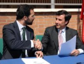 La Comunidad entrega vehículos de última tecnología al Seprona