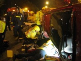 Una chica de 17 años, grave tras volcar la furgoneta en la que iba