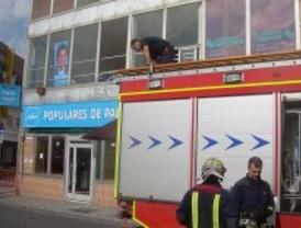 Unos desconocidos atacan la sede del PP de Parla y rompen un ventanal