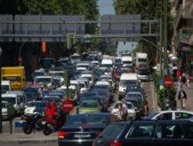 Un accidente provoca retenciones en la Castellana