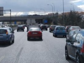 Un accidente complica el tráfico en la M-40