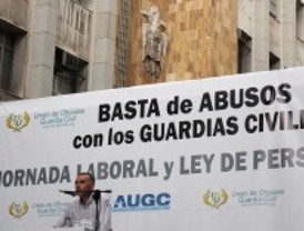 Un escudo franquista 'vigila' la manifestación de guardias civiles