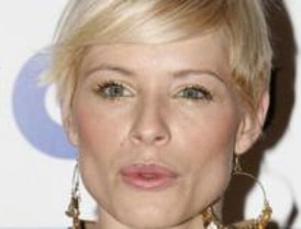 La bandera de Extremadura viaja a Moscú desde Barajas, de la mano de Soraya