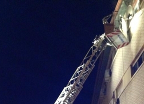 Arde el tercer piso de un bloque de viviendas de San Fernando