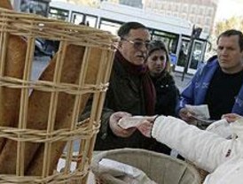 Unas 10.000 tiendas madrileñas informan sobre la importancia del pan