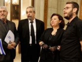 Los concejales de IU acuden vestidos de luto al Pleno sobre el caso Funeraria