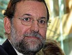 Rajoy confiesa estar 'contento' por el beso entre Aguirre y Gallardón