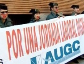 Miles de guardias civiles salen a la calle entre gritos y pancartas contra Interior