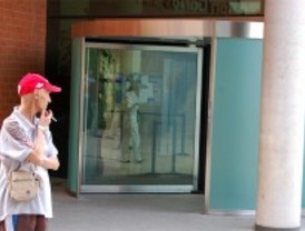 Los ciudadanos no cumplen la ley antitabaco en los hospitales