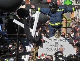 Los bomberos escenifican su entierro