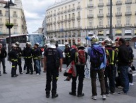Los bomberos de AENA se manifiestan para protestar por la privatización de aeropuertos