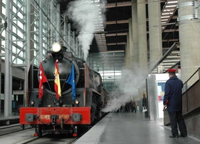 Renfe Cercanías libro turismo. El tren de la fresa une Madrid con Aranjuez en otoño y primavera.