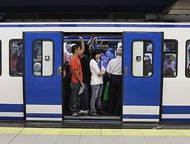 Madrid recupera el Metro al 50% y la normalidad en las calles