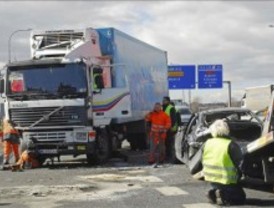 Dos heridos leves al volcar un camión en la A-2