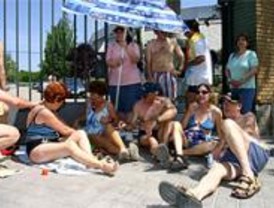 Los vecinos de Aluche denuncian que es el 2º año que no se abre la piscina municipal