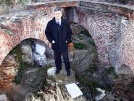 El PSOE denuncia el 'deterioro' del entorno de la muralla árabe