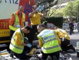 Herido muy grave un hombre atropellado por un coche y una moto en Arturo Soria