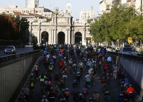 100.000 ciclistas toman Madrid en el Día de la Bici