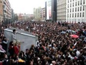 Miles de jóvenes acuden a la actuación de 'Fama'