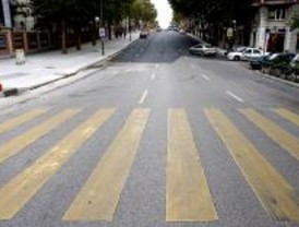 Serrano estrena un tercer carril, aparcamientos para motos y zonas para descargas