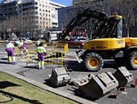 Un socavón obliga a cortar dos carriles de la Castellana