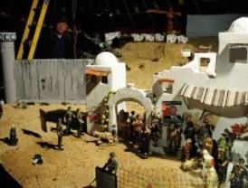 Leo Bassi monta un belén militar en la Tabacalera