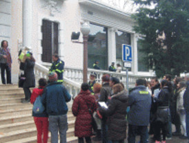 Vecinos de Hortaleza entregan carbón a la Junta por impedir su Cabalgata