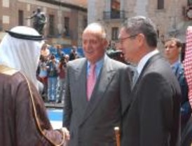 El rey saudí recibe las llaves de Madrid en presencia del rey Juan Carlos