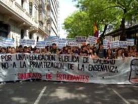 Alumnos y profesores, a la calle por la huelga