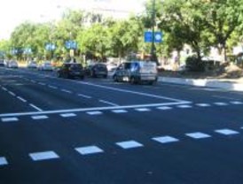 El Ayuntamiento asfalta el Paseo de Recoletos en una sola noche