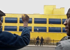 Botellas de agua en el CIE de Aluche por el mal estado de las tuberías