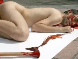 Activistas desnudos piden que no se use piel de oso en los gorros Guardia Británica