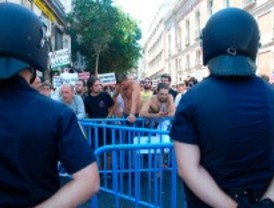 Los agentes acusados de agredir a un 'indignado' no serán juzgados