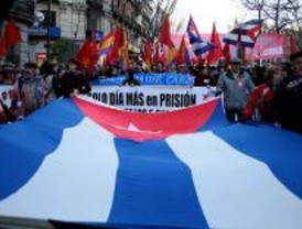 Multitudinaria manifestación en apoyo a la Revolución cubana