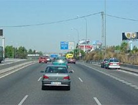 Diez heridos leves al salirse un autobús de una vía de servicio de la A-6