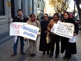 Los profesores interinos se concentran ante Educación por la homologación salarial