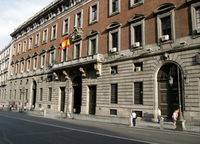 Hacienda recuerda a Botella que la bajada de tasas tiene que ser compatible con la reducción del déficit