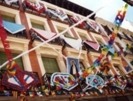Centro engalana sus calles para celebrar sus fiestas más famosas