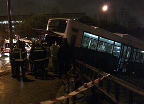 Cuatro heridos leves tras salirse de la vía un bus de la EMT