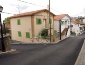 Apalean a una mujer delante de su hijo en su chalé de Cercedilla para robarles